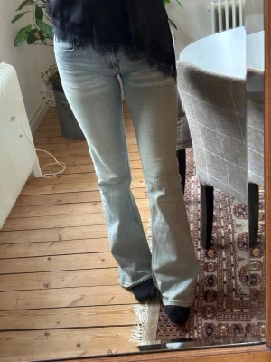 Ljusblå bootcut cheap mondayjeans - Säljer ett par ljusblå cheap monday jeans med bootcut passform och klassisk femficksdesign. Jeansen har låg midja och är tillverkade i mjukt jeansmaterial. Perfekta för dig som gillar en retroinspirerad look med utsvängda ben. Jeansen är i storlek 29,34