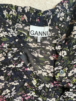 Ganni blus  - Säljer en jättesnygg ganni blus med puffiga ärmar och lite tajt fit runt midjan. Den är i fint skick! Säg till om du vill ha fler bilder eller vill diskutera pris💕