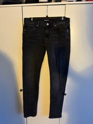 Svarta skinny jeans från Gant - Ett par Svarta skinny jeans från Gant säljer för dom är för små på mig. Inga skador eller tecken på användning. Det är storlek 15år/170cm och dom är en tajt modell. Skriv vid funderingar och pris kan diskuteras vid snabb affär.👍