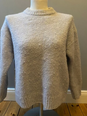 Ljusblå stickad tröja från Zara - Mysig ljusblå stickad tröja från Zara med rund halsringning och ribbade muddar. Tröjan har en relaxed passform och långa ärmar, perfekt för kyliga dagar. Enkel och stilren design som funkar till det mesta. Priset kan diskuteras. Skriv vid frågor😊. 