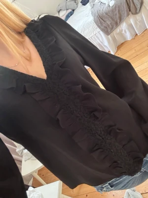 Svart blus - Svart blus med spetsdetalj från Vero Moda i storlek xxs. Superfint skick, anga tecken på användning!💕