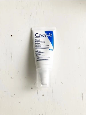🍒CeraVe Facial Moisturising Lotion🍒 - 🍒CeraVe Facial Moisturising Lotion är en ansiktskräm för normal till torr hud. Med hjälp av hyaluronsyra o essentiella ceramider stärker den hudens skyddsbarriär. Huden blir återfuktad i 24 timmar. Krämen har en rik konsistens. Krämen är icke-komedogen vilket innebär att den inte täpper till porerna. Utan parfym. 52 ml. Ansiktskräm för normal till torr hud med hyaluronsyra och essentiella ceramider. Täpper inte till porerna. Lite använd, med mycket produkt kvar.🍒  