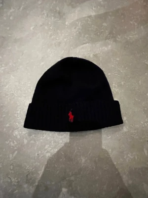 Polo Ralph Lauren mössa - En mössa från Ralph lauren till ett mycket schysst pris. Knappt använd, aldrig tvättad. Skriv vid minsta fundering!! Pris ej hugget i sten!  