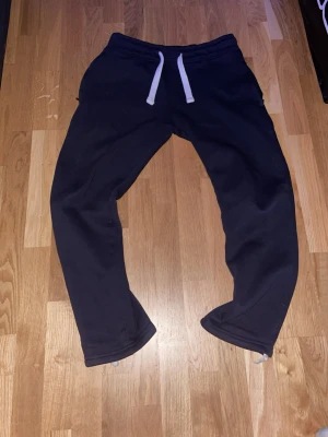 Russemerch byxor  - Säljer ett par snygga russemerch byxor i storlek S. Byxorna är i bra skick säljer bara för att dem e för stora.