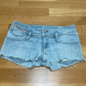 Lågmidjade diesel shorts - Såååå snygga ljusblå jeansshorts från Diesel!! Säljer för att de tyvärr är för små för mig💞dem är mycket ljusare i verkligheten se på sista bilden