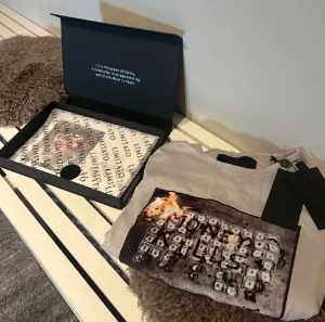 LIMITATO x Fauves vit t-shirt Money Kills - Exklusiv vit t-shirt från LIMITATO med konstnärligt tryck av brinnande dollarsedlar och texten 'Money Kills' framtill. Designad i samarbete med John Paul Fauves. Gjord i merceriserad bomull och levereras i originalbox med äkthetsintyg.