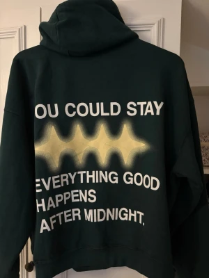 Hoodie med text  - Jättesnygg, använd 1 gång