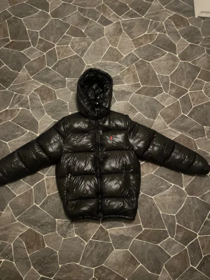 Ralph Lauren Puffer - En väldigt fin jacka ifrån Ralph Lauren. Jackan köptes som present på nyårsafton därmed har jag haft på mig den i några dagar men jag skulle nog säga den är i nyskick. Storleken är L men passar som M.  Priset kan diskuteras!