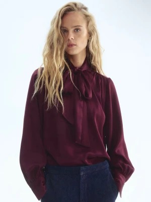 Knytblus i chiffong - H&M med etikett - Säljer min knytblus i materialet chiffong från H&M, helt ny med etikettet på. Nypris: 299kr. Säljer endast för 189kr. 