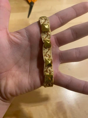 Unikt Armband - INTE VALENTINO! Ett riktigt fett armband som liknar ett populärt Valentino armband! Dessa armband är limiterade och väldigt unika och är för dig som vill sticka ut och få många komplimanger! Passar alla då armbandenr flätade och det går smidigt att ställa in sin storlek. Har fler armband på min profil så in o checka😁🙌🏼