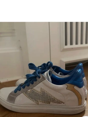 Zadig & Voltaire skor - Snygga vita sneakers från Zadig & Voltaire i storlek 40❤️