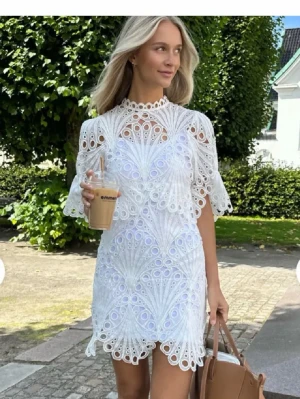 Vit spetsklänning med mönster - Student klänning, populär!!