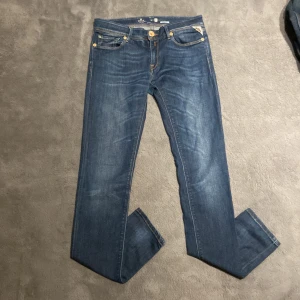 Blå Replay jeansbyxor, storlek 28/32 - Säljer ett par klassiska blå jeans från Replay i modell LUZ skinny jeans i mörkblå tvätt. De har fem fickor, snygga kontrastsömmar och normal passform. Jeansen är tillverkade i bomull och har en rak siluett som funkar till det mesta. Perfekta för dig som gillar stilrena och tidlösa jeans.