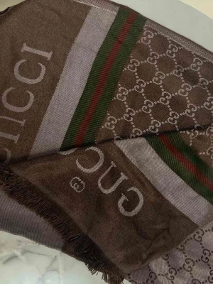 Halsdukar - . Västen har fransade kanter och är tillverkad i ett mjukt material som känns lyxigt. Perfekt för dig som vill sticka ut med en ikonisk design.