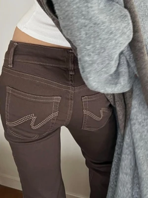 Lowwaist bootcut stitch jeans - Säljer dessa skit snygga lowwaist jeans från Nelly. Dom har detaljer på bakfickorna och är bootcut. Har inte kommit till användning så är helt oanvända och har prislappen kvar. Köpt för 699kr mitt pris är 599 men kan diskuteras vid snabb affär💓