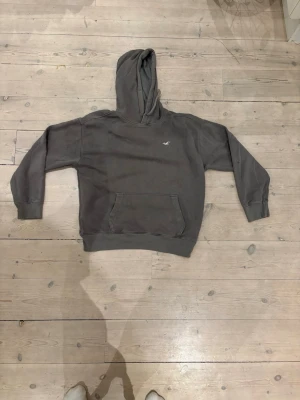 Grå Hollister hoodie  - Grå hoodie från självaste Hollister, hoodien är i strlk M o sitter bra!
