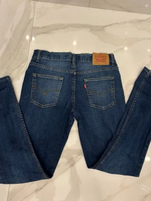 Levis Jeans Blå - Säljer ett par klassiska mörkblå Levi's 511 slim jeans, de sitter helt perfekt passformen dessa har är svår att hitta någon annan stans, passar dig runt 170 cm och väger 60-70 kg , hör av dig vid minsta fundering//Noel 