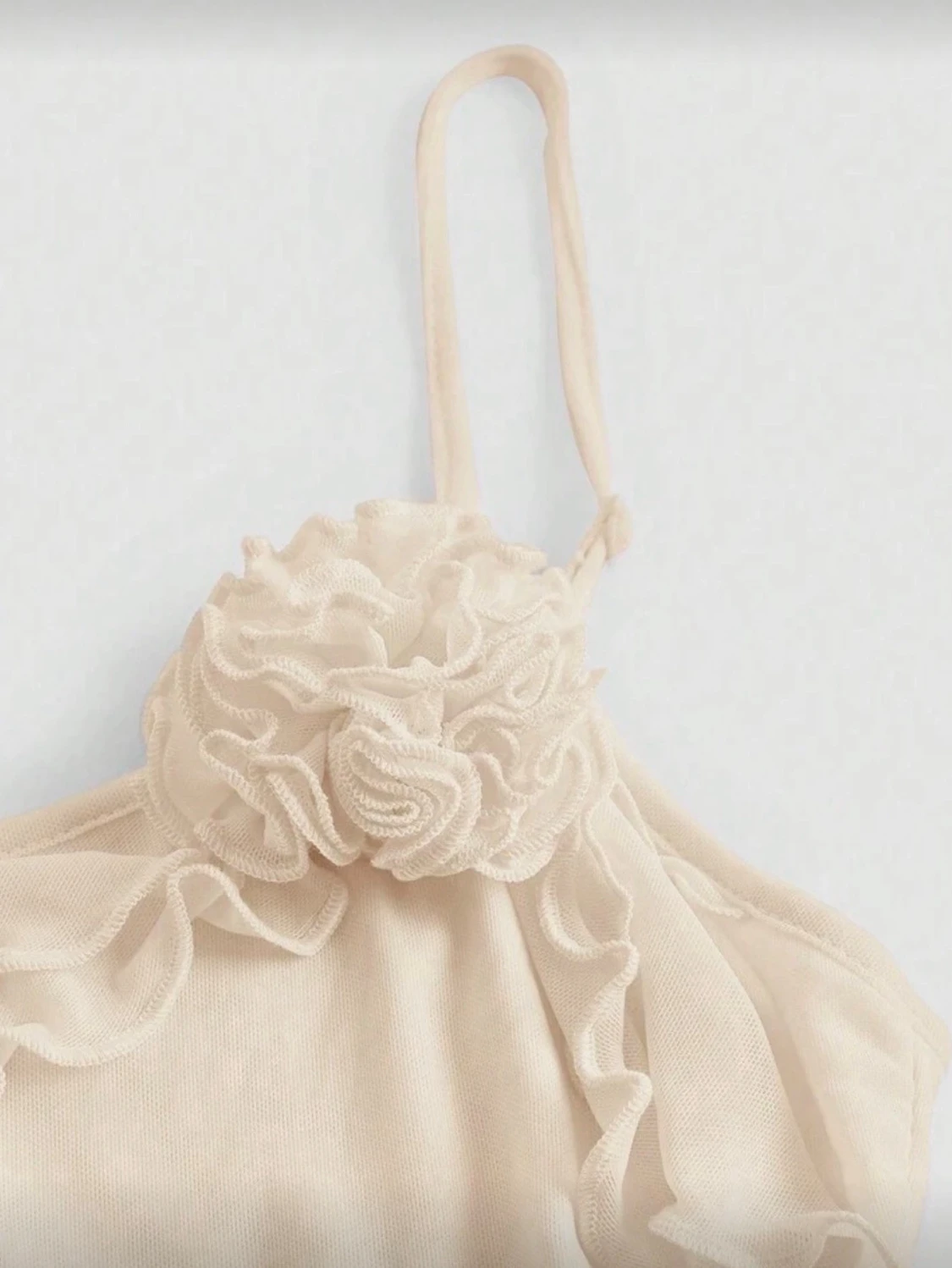 Beige linnetopp med volang och blomma - 1