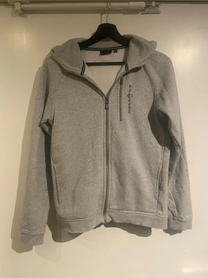 Sail racing tröja - Tja, säljer en zip hoodie från sail racing i storlek 170 som motsvarar XS/S, Hör av dig vid frågor!