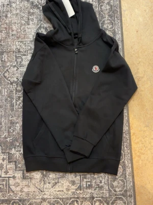Moncler tröja - Helt ny storlek M men känd som S