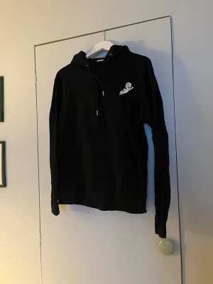 Hoodie Sandro Paris med Caspar the ghost - Fin hoodie från Sandro. Herr M. Funkar unisex med. Utan hål eller fläckar. Dyr i inköp