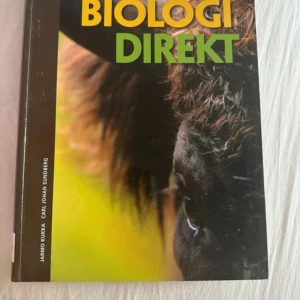 Biologi Direkt - Skickar iväg samma dag eller dagen efter🙌🏼Biologi Direkt är en modern och lättläst biologibok med åtta kapitel, tydliga kunskapsbeskrivningar och berättande texter. Perfekt för dig som vill förstå livet, naturen och kroppen – med frågor, laborationer och sammanfattningar som gör plugget enklare.