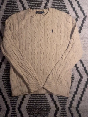 Beige kabelstickad tröja Polo Ralph Lauren - Kabelstickad beige tröja från Polo Ralph Lauren i storlek L, passar M.