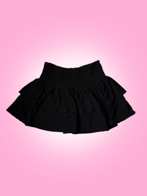 Svart Volangkjol  - Svart kortkjol med volanger från GinaTricot. Använt 1-3 gånger. Nästan i helt nytt skick💕   Övrig information: -fraktar torsdagar, fredagar och lördagar -jag står inte för fraktens slarv -priset går alltid att diskuteras via dm -skriv privat för övriga frågor eller om du vill ha fler bilder, svarar snabbt