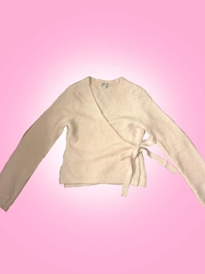 Ljusrosa omlottkofta med knut - Ljusrosa omlottkofta med knut i sidan från Subdued. Använt 3-5 gånger, alltså i bra skick. Den har även band inuti tröjan så man själv kan bestämma hur tight man vill att den ska sitta💕  Övrig information: -fraktar torsdagar, fredagar och lördagar -jag står inte för fraktens slarv -priset går alltid att diskuteras via dm -skriv privat för övriga frågor eller om du vill ha fler bilder, svarar snabbt