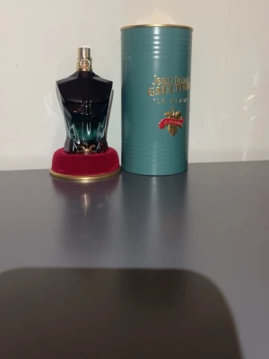 Jean Paul Gaultier Le Beau Parfum Sample 3 ml - Stilren och unik parfym från Jean Paul Gaultier med en cool flaska och originalförpackning. Perfekt för dig som vill sticka ut och addera en exklusiv touch till din samling.