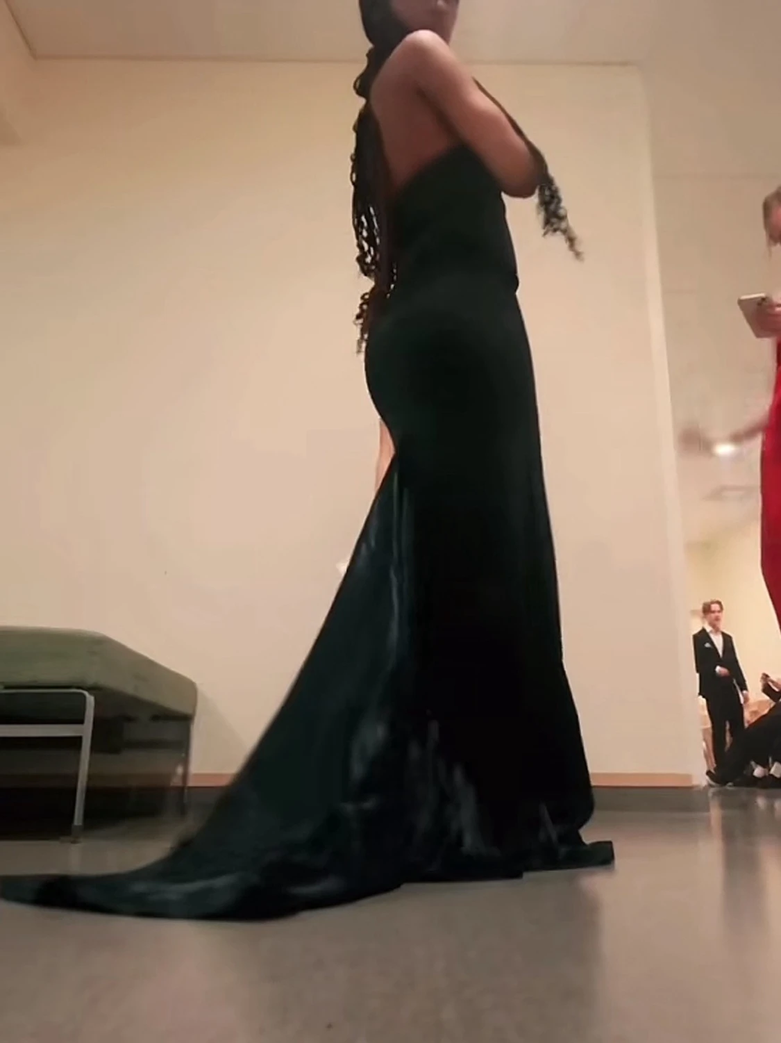 Mörkblå långklänning (balklänning) med släp - 1