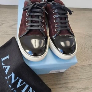 Lanvin vinröda sneakers i mocka - Lanvin som är som nya fast lite användning märks. Nytt pris 5000 mitt pris 2999. Allt og ingår=box,dustbag,då kvittot har slängts🤩