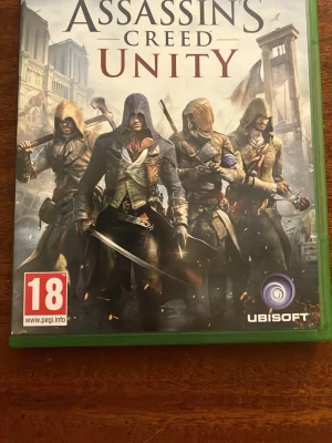 Assassin's Creed Unity Xbox One - Assassin's Creed Unity till Xbox One. Komplett med fodral och skiva i gott skick, inga synliga repor. Ett actionfyllt äventyr i revolutionens Paris. PEGI 18. Perfekt för samlare eller fans av serien.