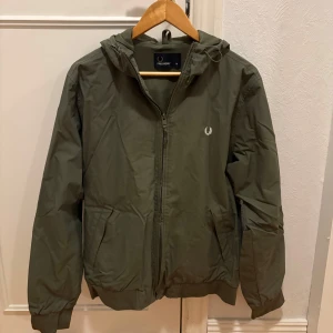 Fred Perry jacka  - Säljer denna grymt snygga Fred Perry jacka i storlek M, sitter mer som S. Jackan är i väldigt bra skick och har använts sparsamt. Hör av er vid eventuella frågor eller funderingar! 