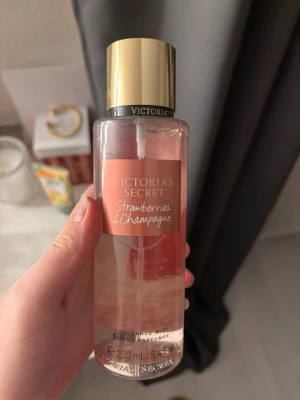 Strawberries & Champagne mist 250ml - Fräsch body mist från Victoria's Secret i doften Strawberries & Champagne. Flaskan rymmer 250 ml och är perfekt för dig som vill ha en lätt och uppfriskande doft till vardagen. Snygg design som passar i väskan eller på hyllan. Ca 75% kvar