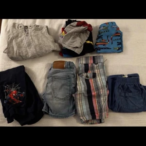 Klädpaket pojke stl 98-104 - Helt helt och rent i fint skick