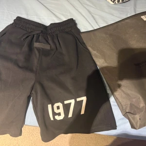 Essentials shorts - Essentials shorts hade köpt men passar ej mig för små