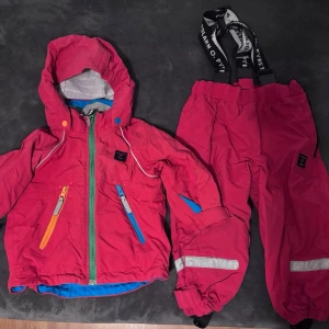  Polarn O. Pyret ytterkläder  - Set med jacka och byxor från Polarn och pyret. Små märken på reflexer, men fint skick, helt och rent. Namnat. Stl. 86
