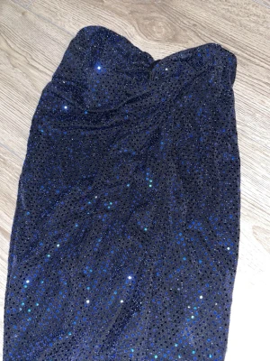 Glittrig svart och blå topp  - super gullig topp som passar perfekt när man ska klä upp sig lite. Aldrig använd och kommer från nelly. 