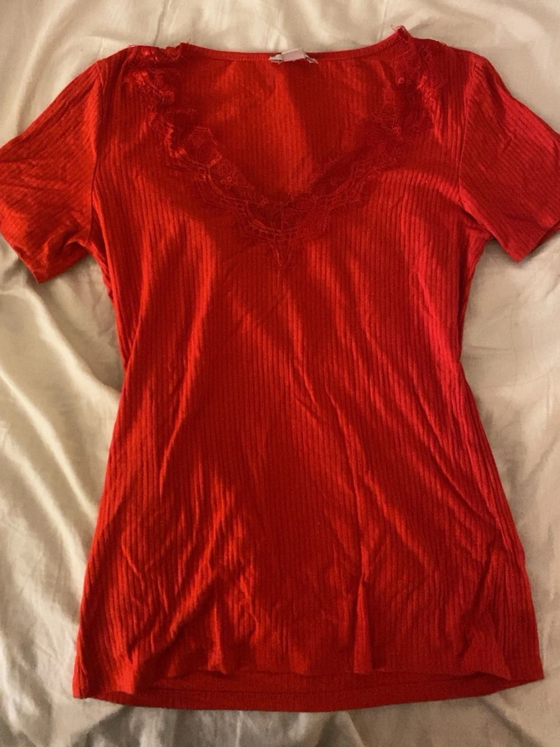 Röd ribbad topp med spetsdetalj - 1