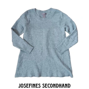 Stickad grå tröja - Grå stickad tröja/tunika från H&M. Gjort av ylle och är jättemjuk, skön och varm. Är i använt skick