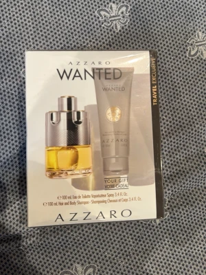 Azzaro Wanted Travel Exclusive Set - Azzaro Wanted Travel Exclusive set innehåller 100 ml Eau de Toilette och 100 ml Hair and Body Shampoo. Perfekt för dig som vill ha en stilren och modern doftupplevelse i både parfym och dusch.
