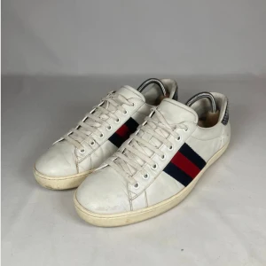 Gucci ace  - Riktigt eftertraktade Gucci skor väldigt stilrena och passar med allt. Självklart äkta! 