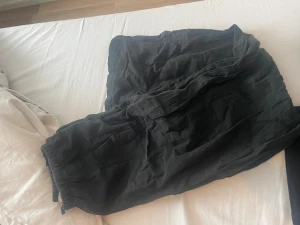 Svarta linnebyxor från H&M med snörning - Säljer ett par svarta linnebyxor från H&M i storlek 164. Byxorna har resår och snörning i midjan samt sidofickor. Materialet är en mix av linne och viskos vilket gör dem luftiga och sköna. Perfekta för en chill och avslappnad stil.