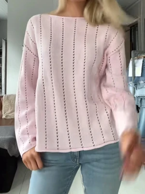 VIT!! stickad tröja med hålmönster - Supersöt vit stickad tröja med vertikala hålmönster och rund hals. Perfekt till sommaren!! 