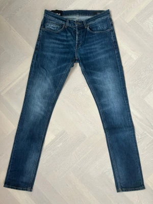 Dondup George Jeans - Tja säljer nu dessa riktigt snygga Dondup jeansen i storlek 32 där nypriset är cirka 4000kr och modellen är George, skick 9/10 vid minsta lilla fundering så är det bara att höra av sig!  Mvh Santén