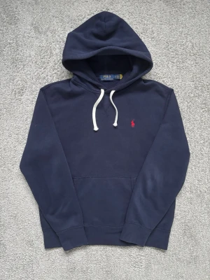 Polo Ralph Laurent hoodie - Tja, säljer en fet mörkblå polo Ralph Laurent hoodie i storlek M( passar även S) , moddelen är 178 cm, väldigt bra skick så kom privat vid minsta lilla och pris går att diskutera🍾🍾