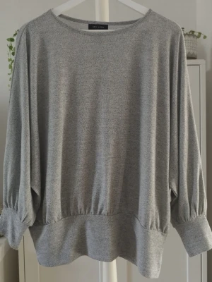 Grå loose sweatshirt från New Look - Mysig grå sweatshirt från New Look med loose passform och muddar vid ärmslut och nederkant. Tröjan har rund halsringning och är tillverkad i mjukt material som känns skönt mot huden. Perfekt för chill dagar eller när du vill ha en enkel och stilren look.