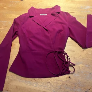 Fin omlottskjorta från Gamorous - Mycket fin omlottskjorta. Skjorta med knytning omlott. Prydlig och snygg! Endast använd enstaka gånger. Lappen men tvättinstuktioner är bortklippt.