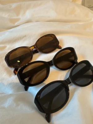 3-pack solglasögon  - Jätte snygga 3 par glasögon. Ett par bruna, svarta och ett brunt fläckigt! Köpta på Vinted (säljarens bilder). 